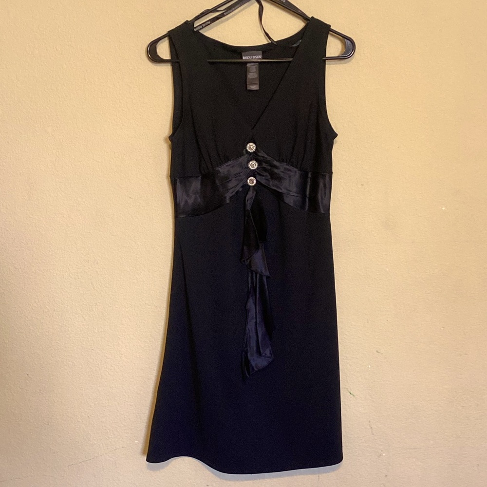 $15 BISOU BISOU BLACK,MID VNECK LINE DROP,(6) *Semi like new excellent cond *
